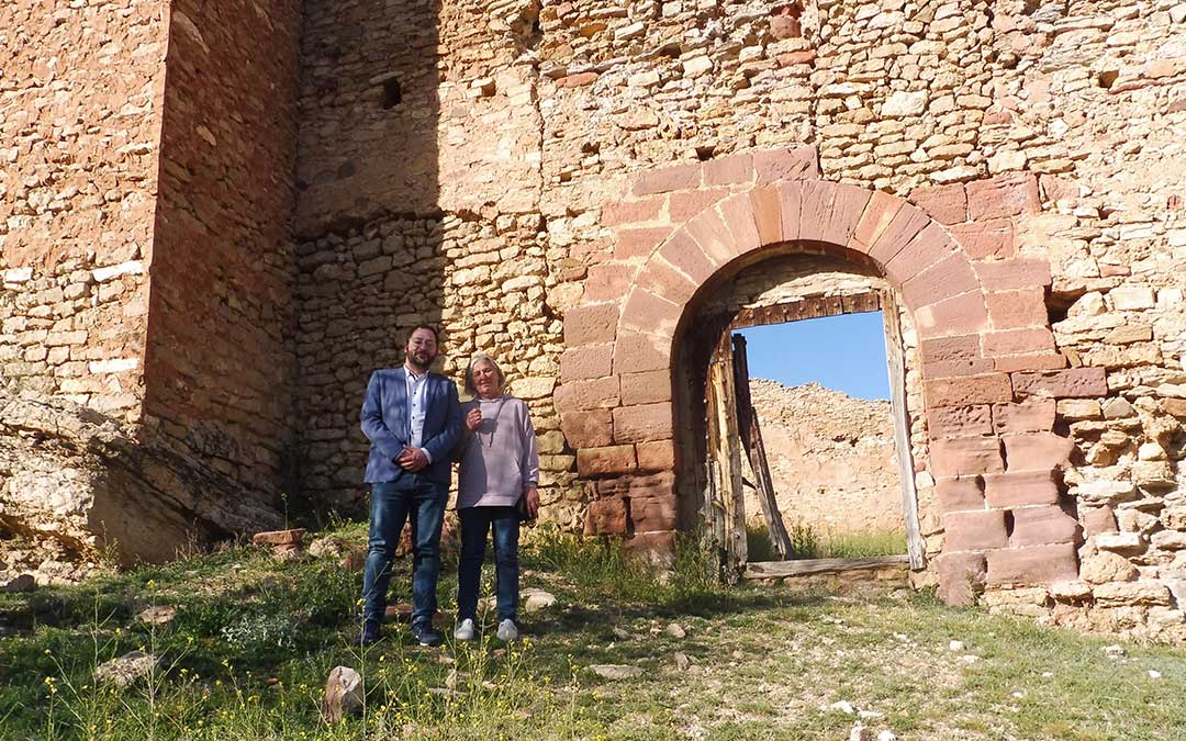 Teresa Gamarra junto al diputado Ángel Peralta, que defenderá la propuesta, en la puerta de los restos del castillo./ PSOE Teruel