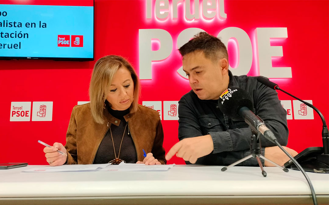 Pedro Polo y Sonia Palacio con las cuentas de la DPT justo antes de empezar la rueda de prensa./ PSOE Teruella rueda de prensa./ PSOE Teruel