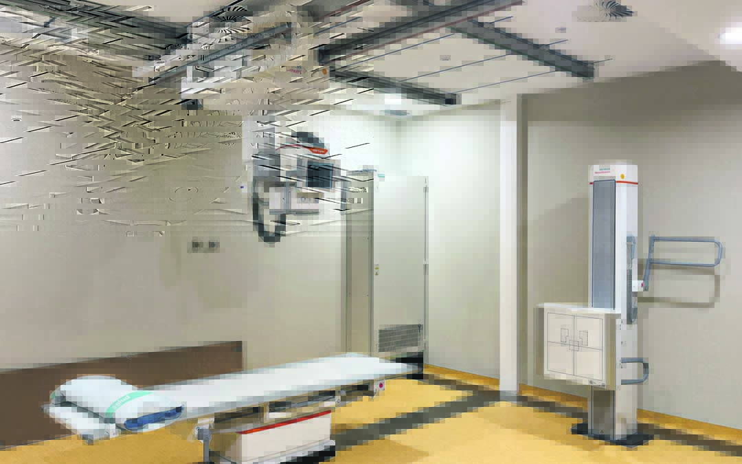 Renovada sala de radiografía convencional para la realización de placas / L. Castel
