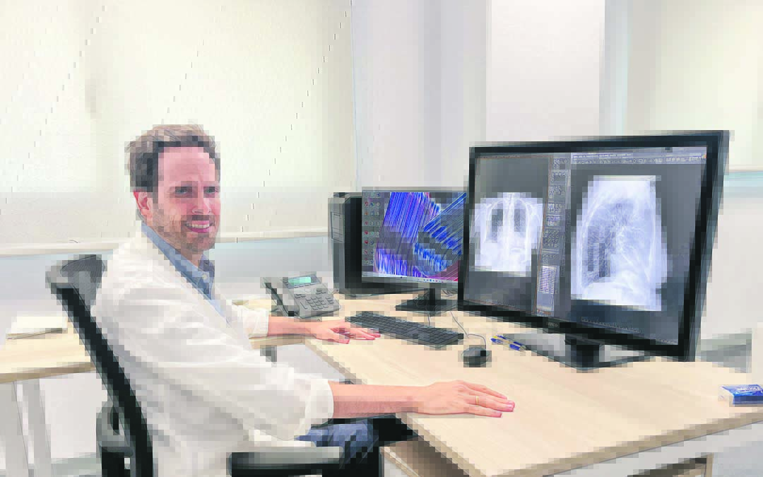 Ignacio García Sola en su despacho visualizando imágenes en una de las nuevas estaciones de trabajo para el diagnóstico / L. Castel