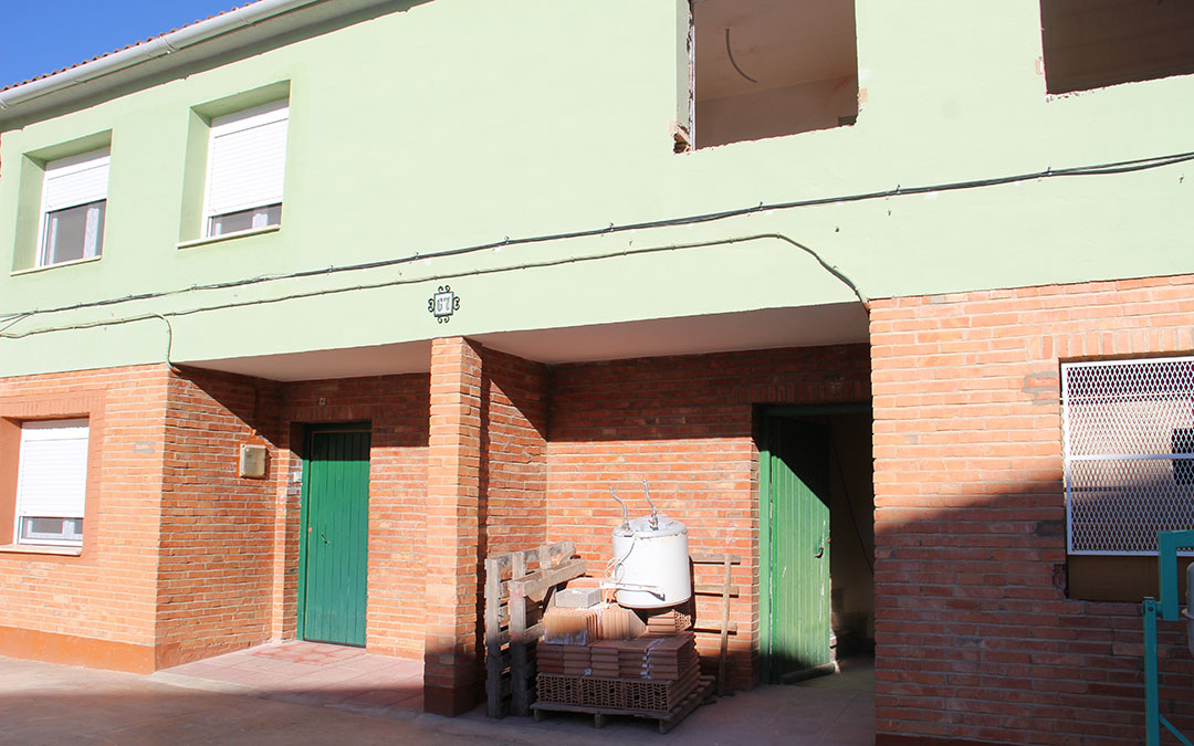 Materiales de obra en la casa de los maestros en reforma. Al lado, la ya rehabilitada y alquilada. / B. Severino