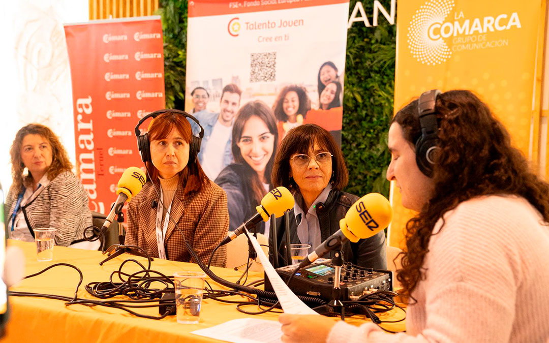 Sofía Fondevilla, presentadora del programa especial, acompañada de María Gascón, Mónica Ariño y Guadalupe Martínez./ Jorge Ponz