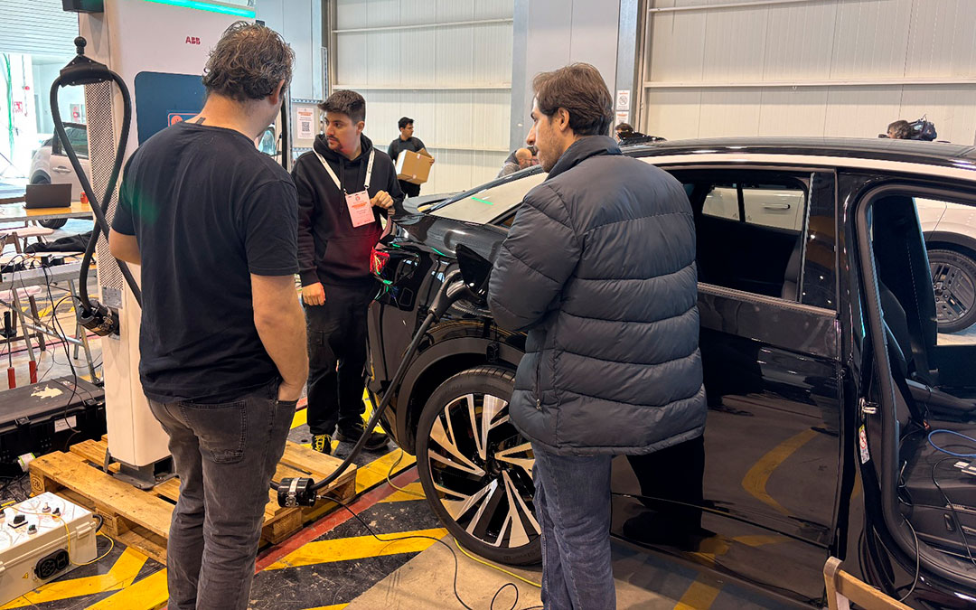Profesionales durante una de las pruebas a tiempo real de sistemas de recarga de un coche. / S.C
