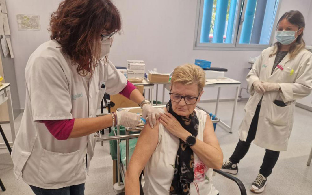 Comienza la vacunación de la gripe para mayores de 60 años y de COVID-19 para mayores de 70 años. / DGA