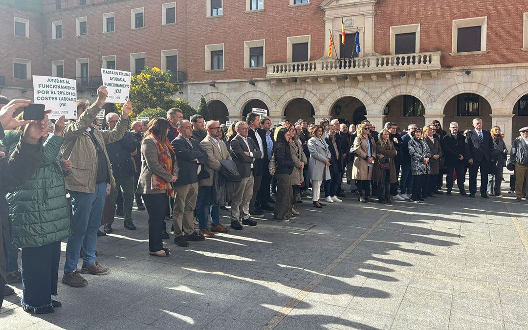 Instantes de la concentración en la Plaza San Juan de Teruel. / M.M.R.