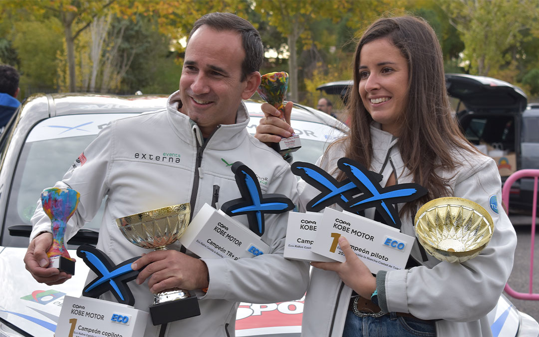 Laura Aparicio y Javier Herrera con sus premios./ La Comarca