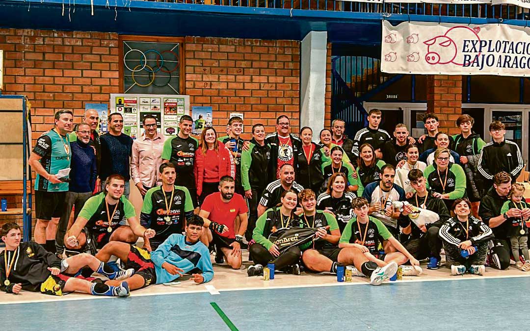 Foto de familia del Club Datchball Caspe, organizadores, junto a las autoridades, tras el final del torneo./ Club Datchball Caspe