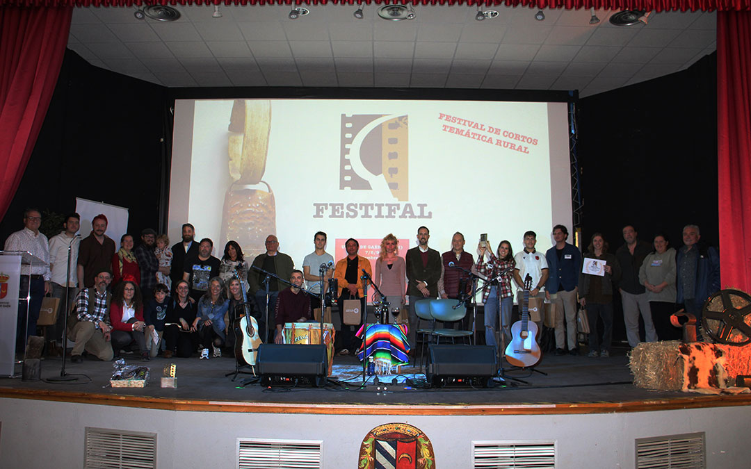 Foto final en la clausura con el CEBM, Ayuntamiento, Comarca, jurado, ganadores y finalistas -con sus lotes de libros- y la puesta en escena de La Estrella Azul. / B. Severino