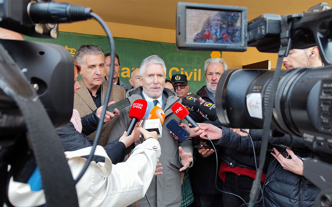 Marlaska ante los medios de comunicación en su visita al nuevo cuartel de Utrillas. / A.G