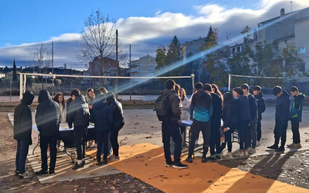 Alumnos del IES Matarraña, participando en las actividades por el 25N./Lucas Andreu