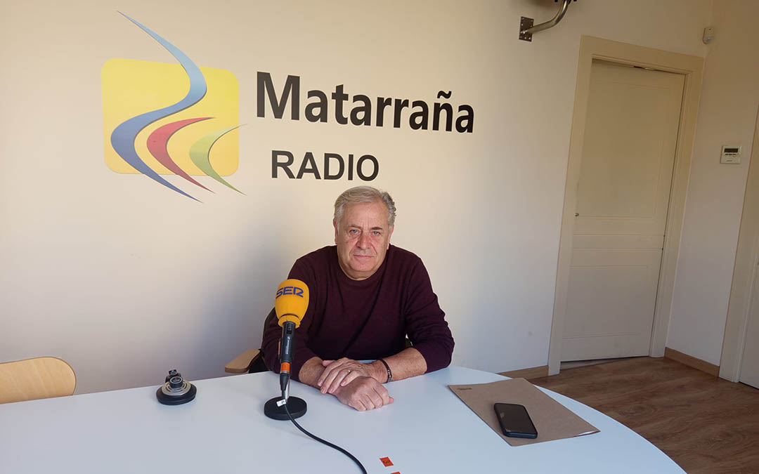 Visita del presidente comarcal, Fernando Camps, a los estudios de Matarraña Radio./M.J. Salvador