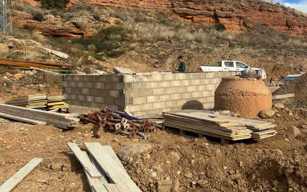 Construcción del pozo nuevo de captación de agua para Vinaceite, Almochuel y Azaila junto al que quedó destrozado a causa de la riada de junio. / DGA