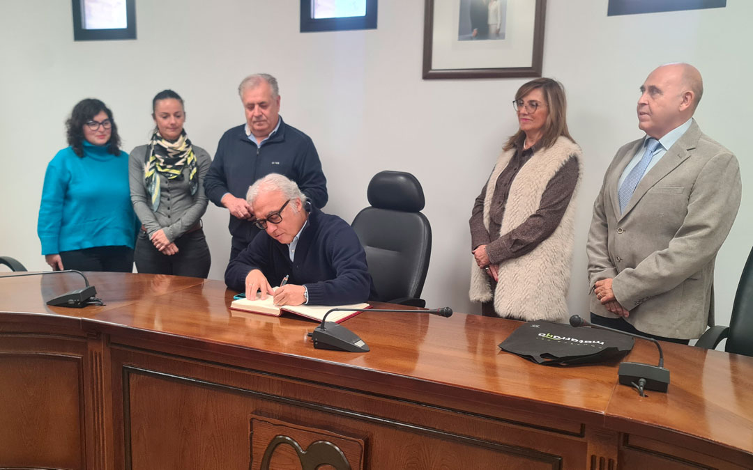 Momento de la firma en el libro de honor de la Comarca./ M.M.R.