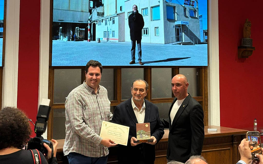 Entrega a Enrique Bayona del premio 'Entre Aguazones y Boiras'. / UPA Aragón