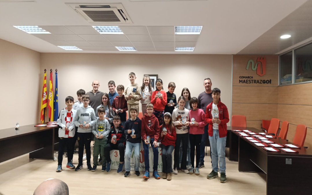 Momento de la entrega de premios a la categoría infantil de las Ligas de Carreras de Montaña del Maestrazgo