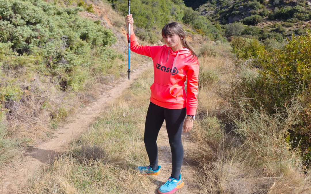 Lucía Beltrán, senderista de quince años, durante una de sus andadas en Cervera del Río Alhama (La Rioja) / L.B.