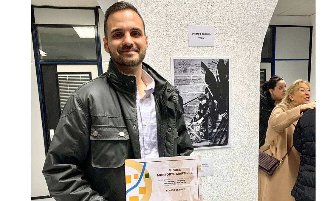 Miguel Monforte, con su diploma y su foto de primer premio. / Comarca Bajo Martín
