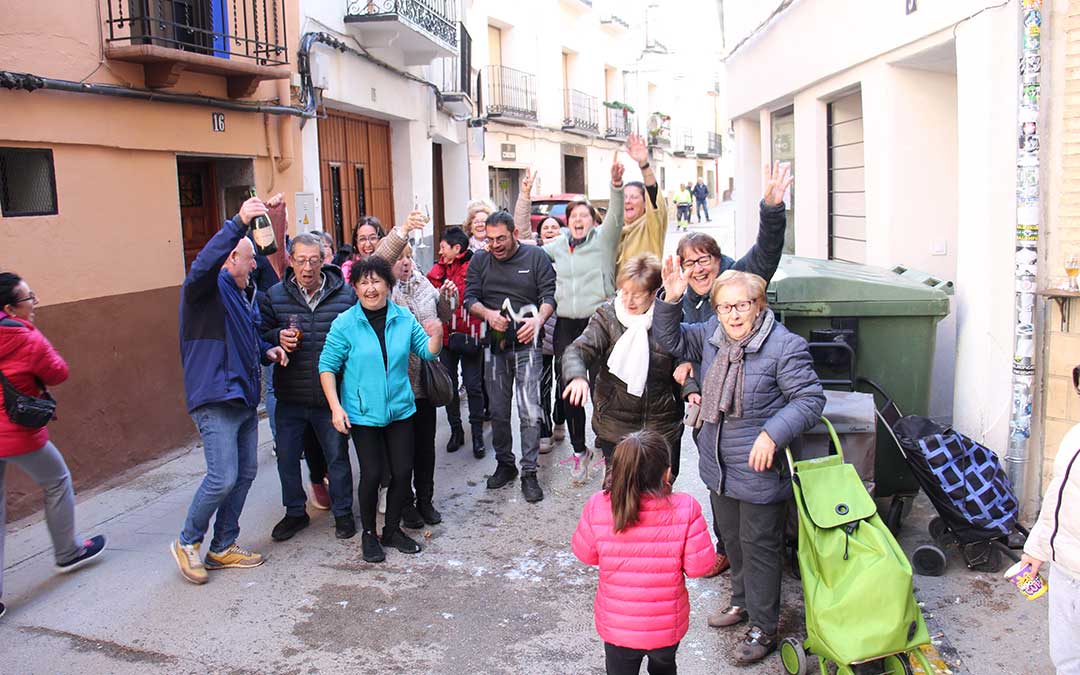 Se desata la locura en Albalate del Arzobispo con el 23112, primer quinto premio, vendido por Pescados Elías. / B. Severino