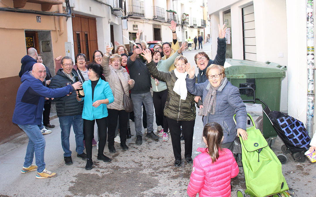 Se desata la locura en Albalate del Arzobispo con el 23112, primer quinto premio, vendido por Pescados Elías. / B. Severino