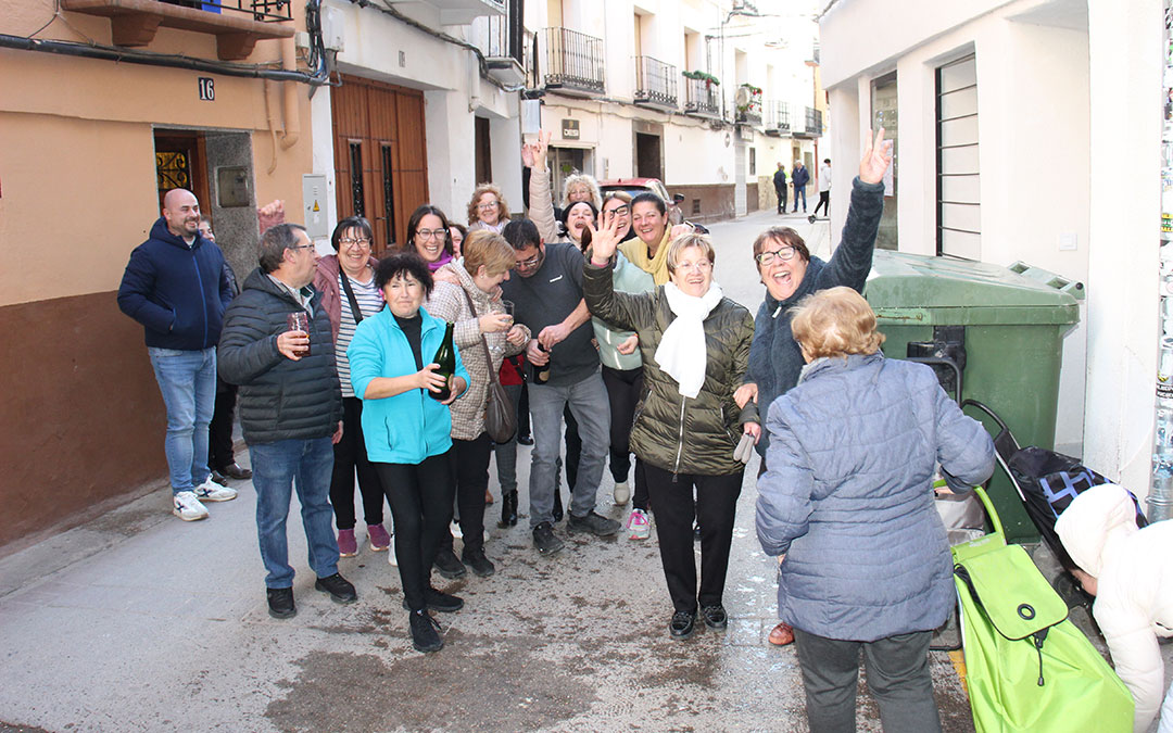 Se desata la locura en Albalate del Arzobispo con el 23112, primer quinto premio, vendido por Pescados Elías. / B. Severino