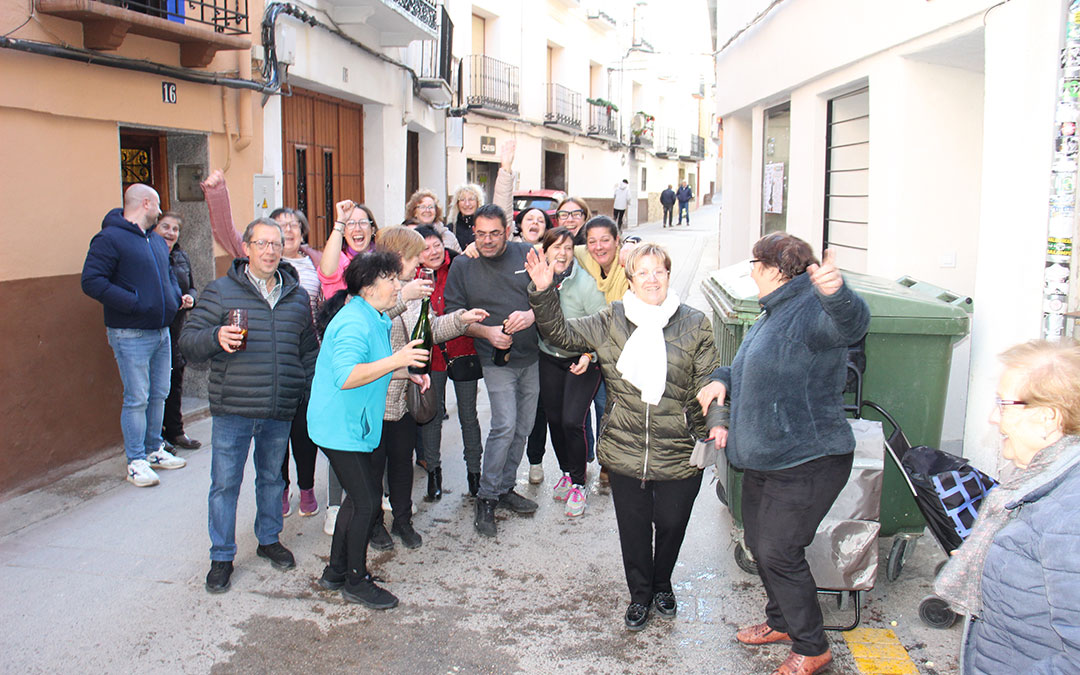 Se desata la locura en Albalate del Arzobispo con el 23112, primer quinto premio, vendido por Pescados Elías. / B. Severino