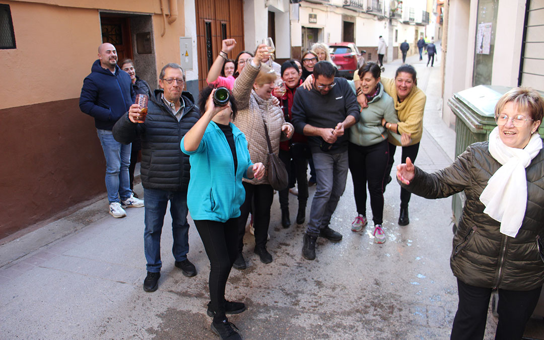Se desata la locura en Albalate del Arzobispo con el 23112, primer quinto premio, vendido por Pescados Elías. / B. Severino