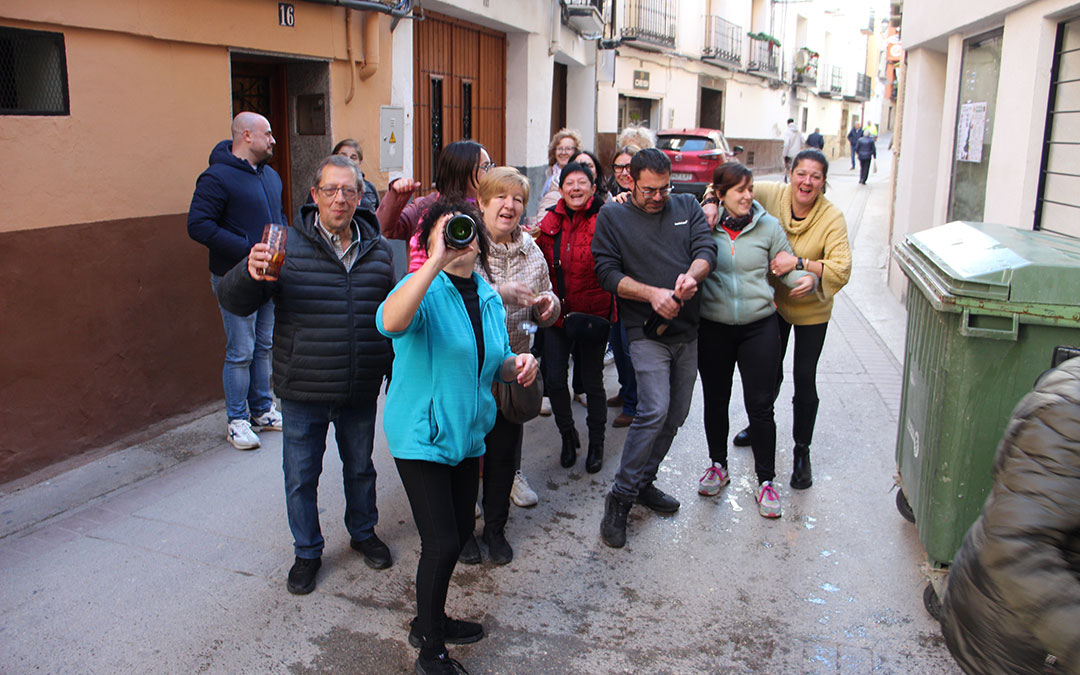 Se desata la locura en Albalate del Arzobispo con el 23112, primer quinto premio, vendido por Pescados Elías. / B. Severino