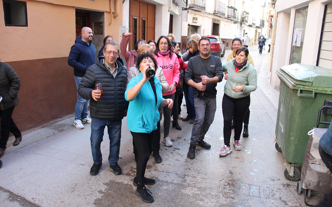 Se desata la locura en Albalate del Arzobispo con el 23112, primer quinto premio, vendido por Pescados Elías. / B. Severino