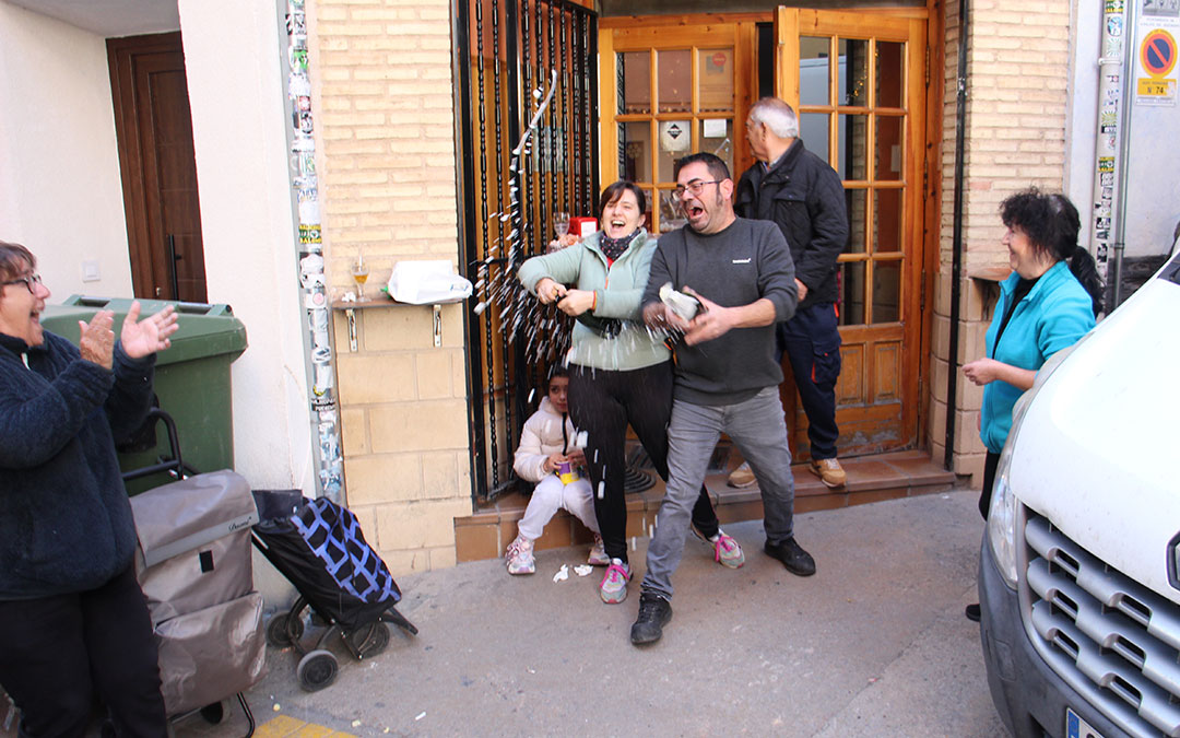 Juan Carlos Elías y Sonia Soro desatan la locura en Albalate del Arzobispo con el 23112, primer quinto premio, vendido por Pescados Elías. / B. Severino