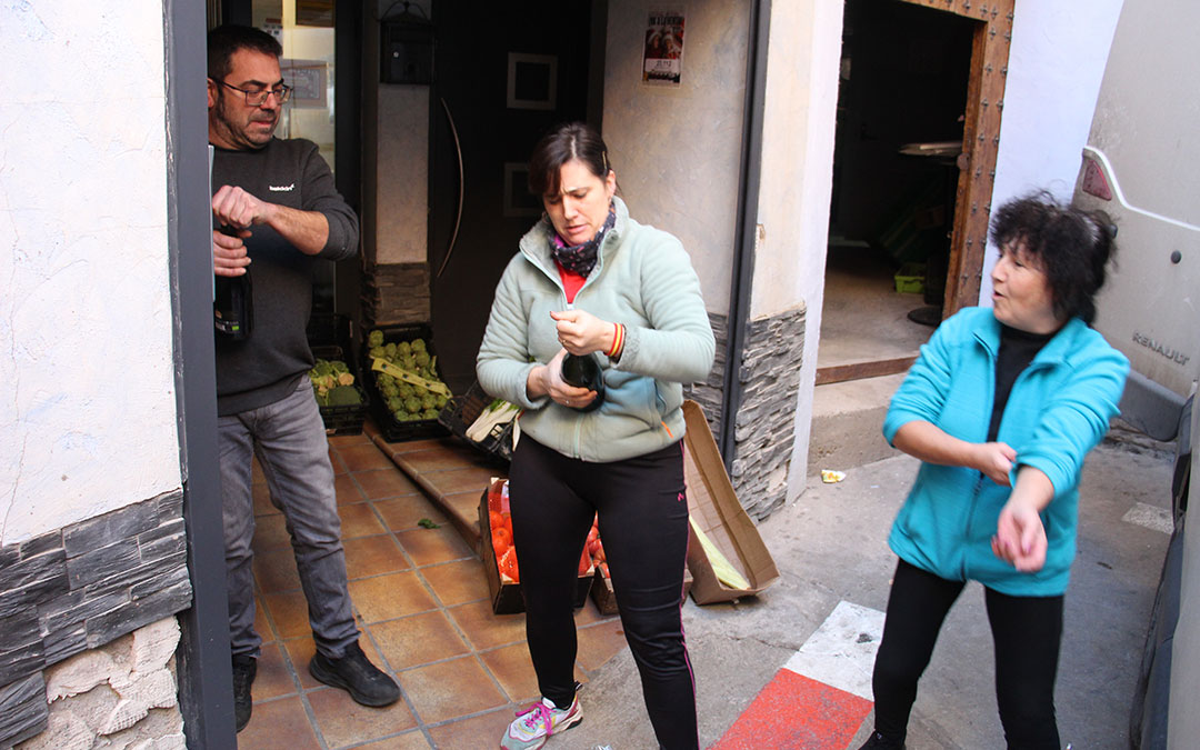 Se desata la locura en Albalate del Arzobispo con el 23112, primer quinto premio, vendido por Pescados Elías. / B. Severino