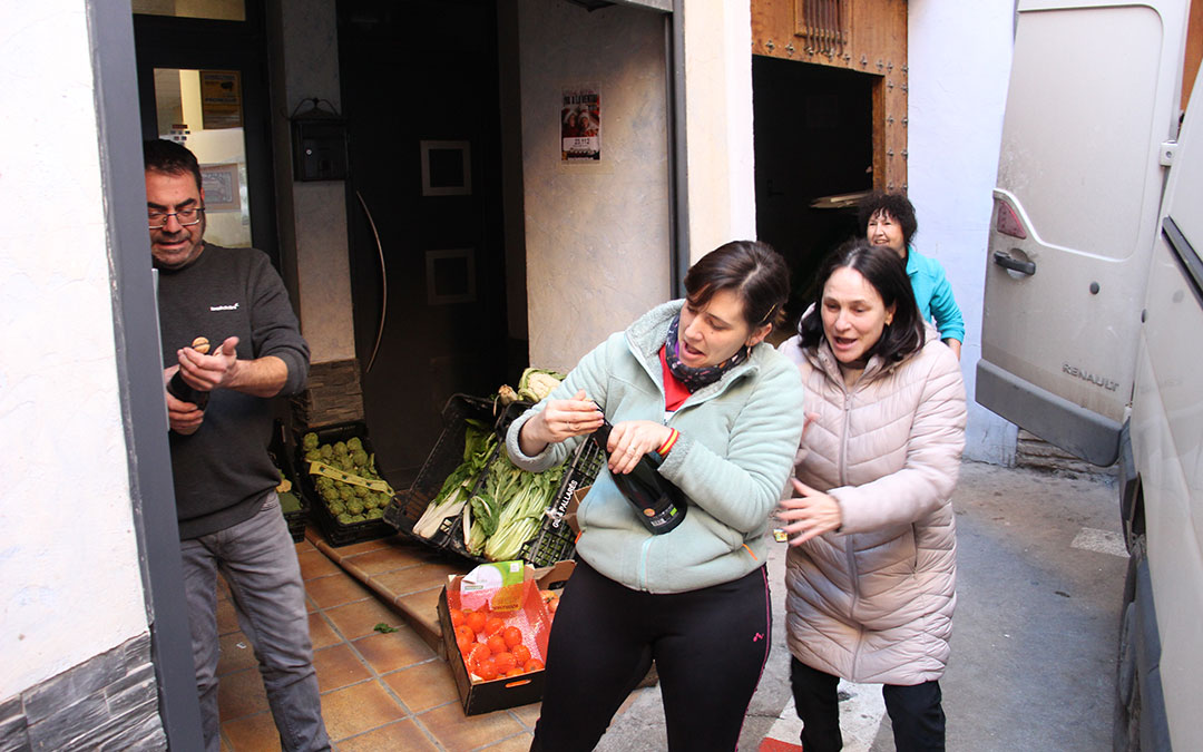 Se desata la locura en Albalate del Arzobispo con el 23112, primer quinto premio, vendido por Pescados Elías. / B. Severino
