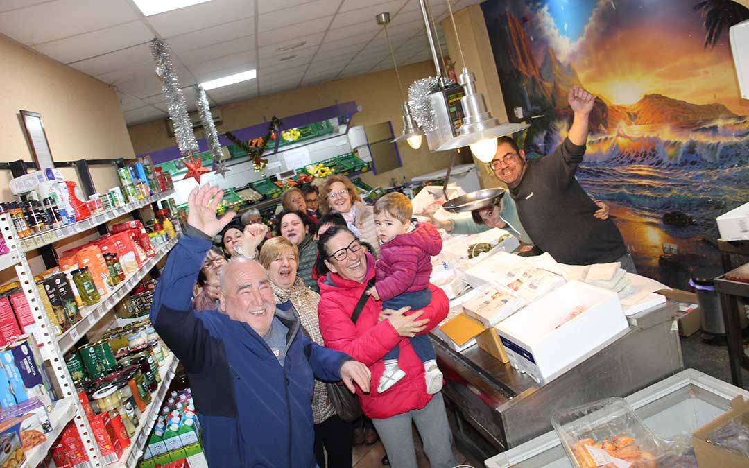 Se desata la locura en Albalate del Arzobispo con el 23112, primer quinto premio, vendido por Pescados Elías. / B. Severino