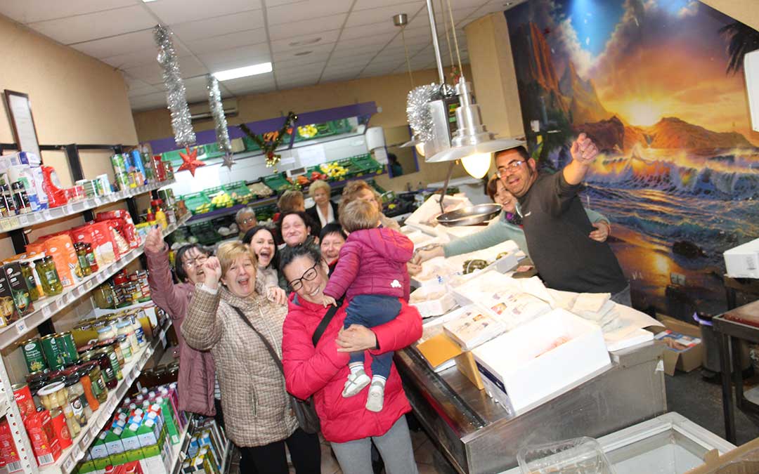 Se desata la locura en Albalate del Arzobispo con el 23112, primer quinto premio, vendido por Pescados Elías. / B. Severino