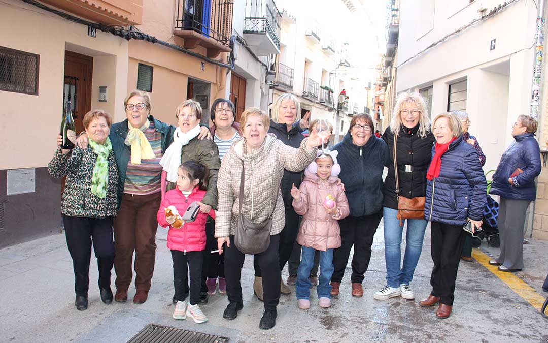 Se desata la locura en Albalate del Arzobispo con el 23112, primer quinto premio, vendido por Pescados Elías. / B. Severino