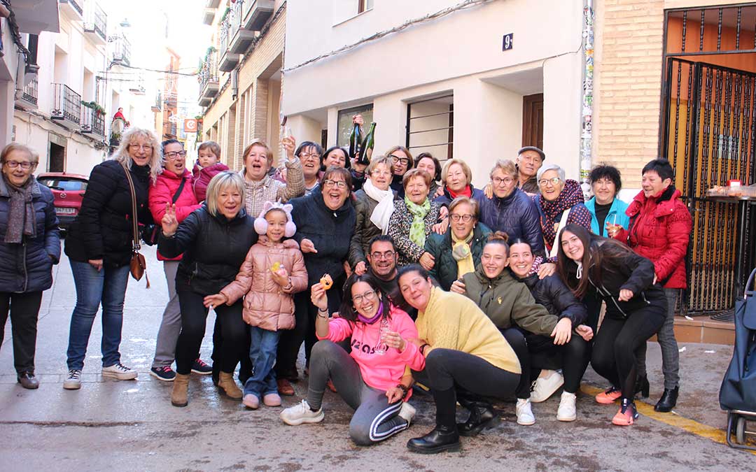 Se desata la locura en Albalate del Arzobispo con el 23112, primer quinto premio, vendido por Pescados Elías. / B. Severino