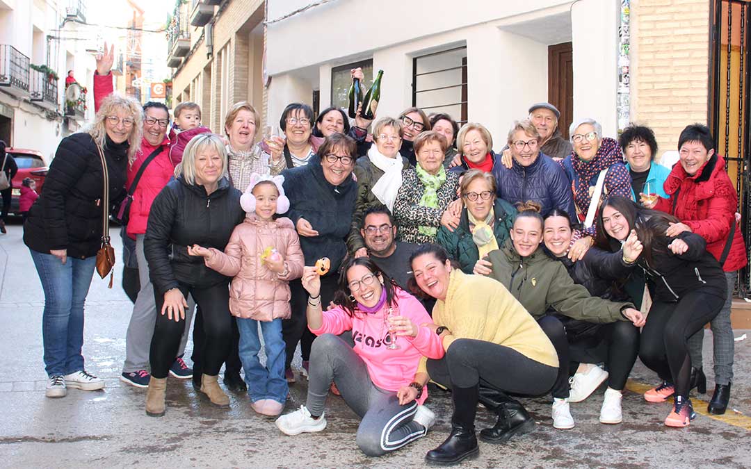 Se desata la locura en Albalate del Arzobispo con el 23112, primer quinto premio, vendido por Pescados Elías. / B. Severino