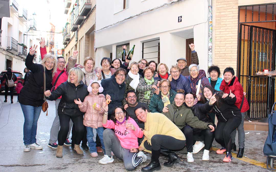 Se desata la locura en Albalate del Arzobispo con el 23112, primer quinto premio, vendido por Pescados Elías. / B. Severino