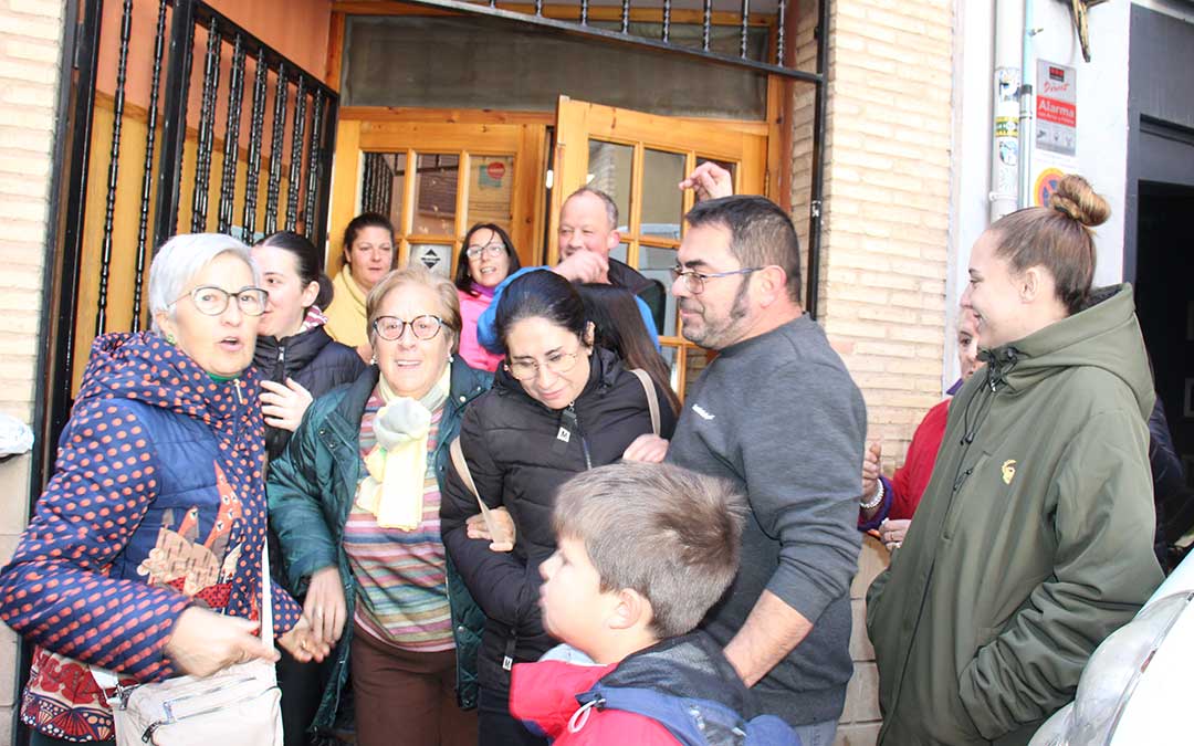 Se desata la locura en Albalate del Arzobispo con el 23112, primer quinto premio, vendido por Pescados Elías. / B. Severino