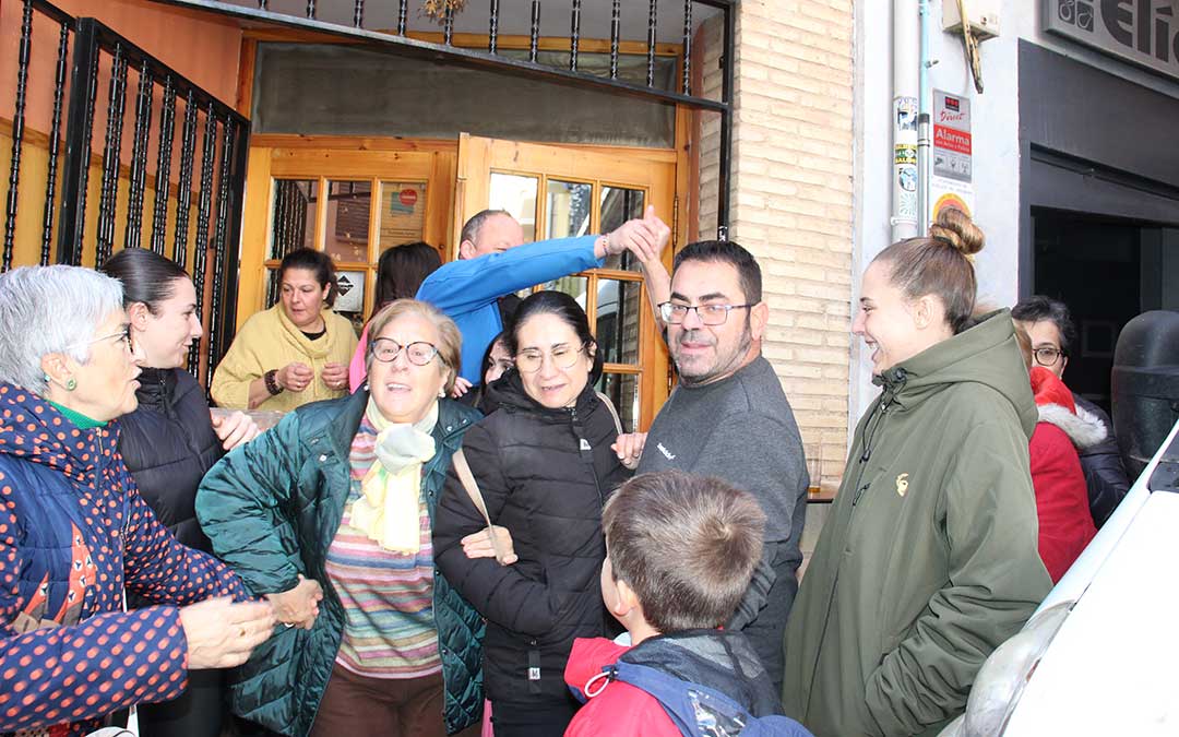 Se desata la locura en Albalate del Arzobispo con el 23112, primer quinto premio, vendido por Pescados Elías. / B. Severino