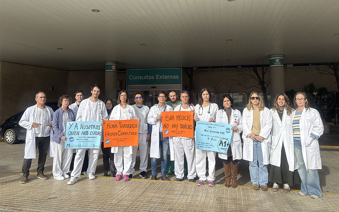 Concentración de facultativos frente al Hospital de Alcañiz en diciembre de 2025. / S.C