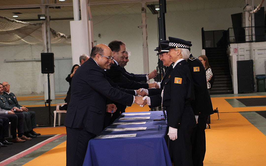 Esther Hernández recibiendo su condecoración. / B. Severino