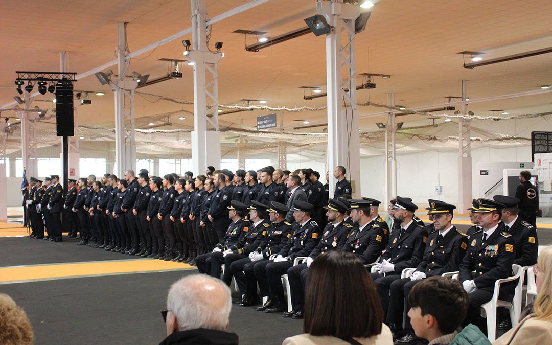 Acto de entrega de condecoraciones al Mérito Policial de Aragón en Alcañiz. De pie, integrantes de la academia de policía. / B. Severino