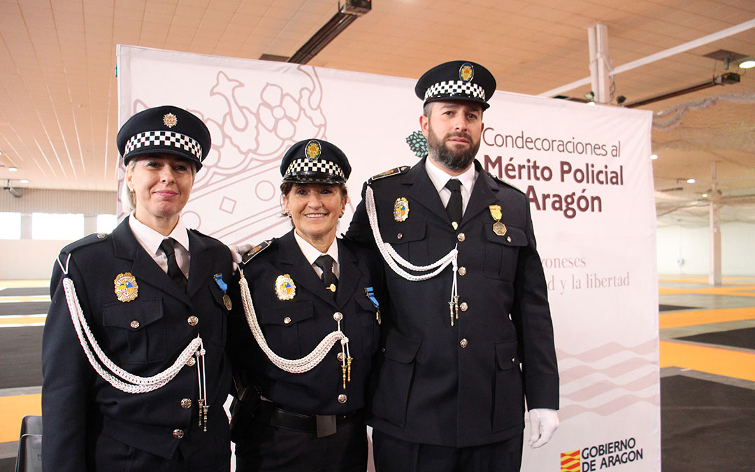 Esther Hernández, policía de Alcorisa; junto a los agentes de Alcañiz, Rosa Siurana y Jorge Díaz, tras recibir sus condecoraciones. / B. Severino
