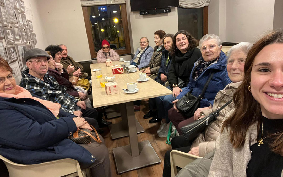 Una quedada para un café-tertulia en el Guadalope de Alcañiz. / Cruz Roja