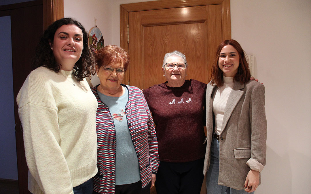 Las usuarias de Vincúlate Manuela Gasulla y Julia Flores, en el rellano en el que se dan los buenos días. Posan con María Giner e Isabel Ariño, quienes han estado están al frente del proyecto en Cruz Roja. / B. Severino