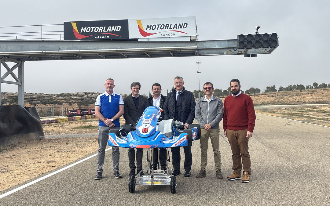 Instantes de la presentación con uno de los karts de la marca Tillotson que utilizarán los alumnos. / S.C.