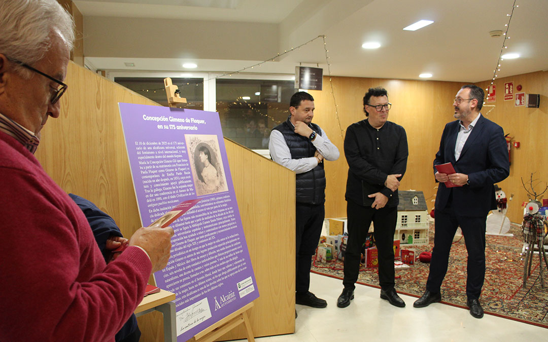 Apertura de la exposición sobre Concepción Gimeno en el 175 aniversario de su nacimiento con Pedrós y el alcalde y el concejal de Cultura. / B. Severino