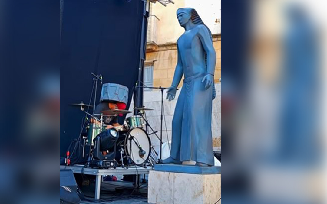 Imagen compartida por Los Inhumanos en sus redes después de que el baterista hartase al tamborilero de la plaza Mendizábal. / @los.inhumanos