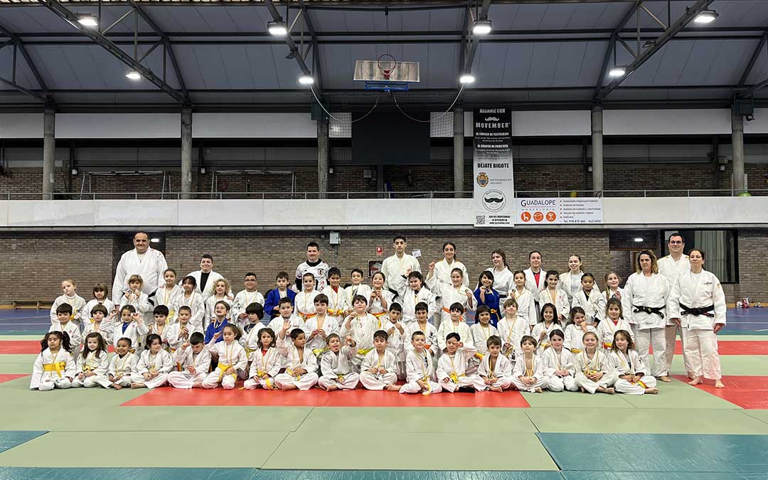 Foto de familia de uno de los grupos del Torneo de Navidad de Judo en Alcañiz. / Club Alcañiz