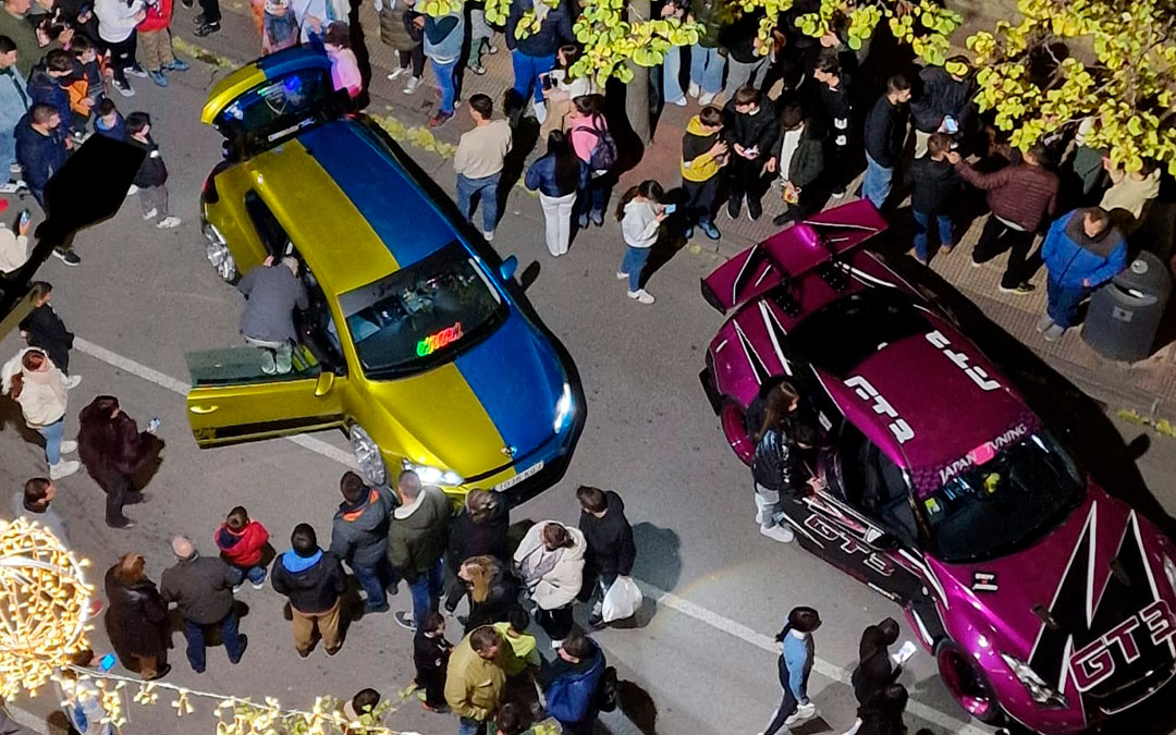 Algunos de los coches en la Avenida Aragón./ C.V.